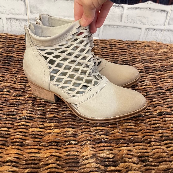 Women’s Rebels beige colored mesh leather style back zip western boots 6 - Picture 4 of 6